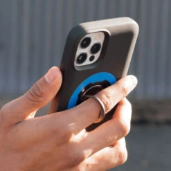 Quad Lock Phone Ring / Stand -GearUp Moto QuadLockPhoneRingStandQL560198FingerOperation2