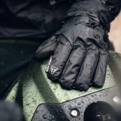 Triumph Rain Over Gloves 13 Triumph Rain Over Gloves -GearUp Moto TriumphRainOverGlovesMFNA2047Lifestyle